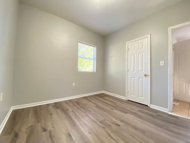 Building Photo - 3 Bed Home Available NOW