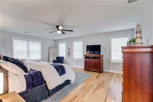 Building Photo - 142 Ferreira Ave