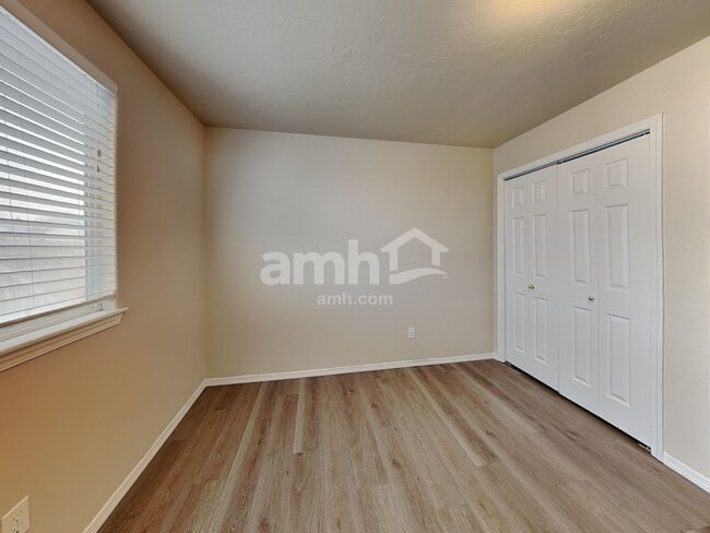 Building Photo - 684 E Full Moon St