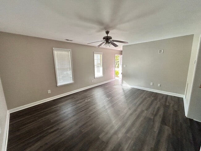 Building Photo - Large family rental available in Maple Hill