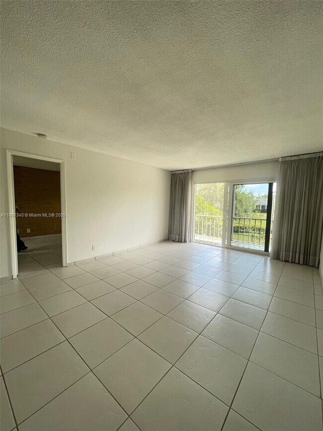 Building Photo - 950 Hillcrest Dr