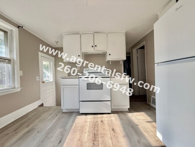 Building Photo - 3 Bedroom House