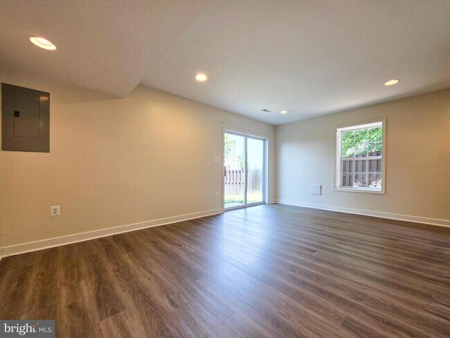 Building Photo - 3300 Broker Ln
