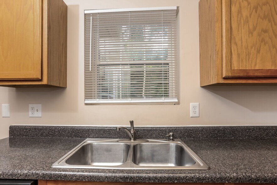 Building Photo - 7604 Broadhurst Dr