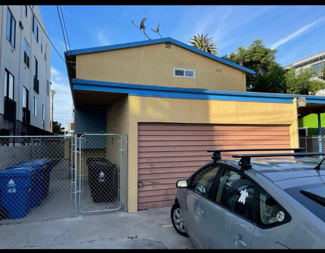 Building Photo - 2428 Penmar Ave