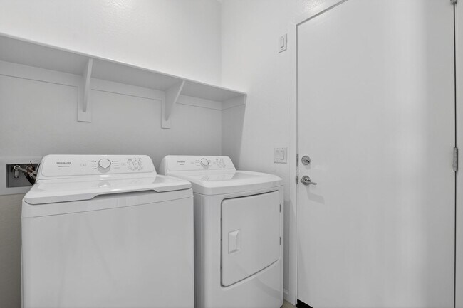 Building Photo - Modern 3BR Living with Resort-Style Amenities in Magma Vista Ranch