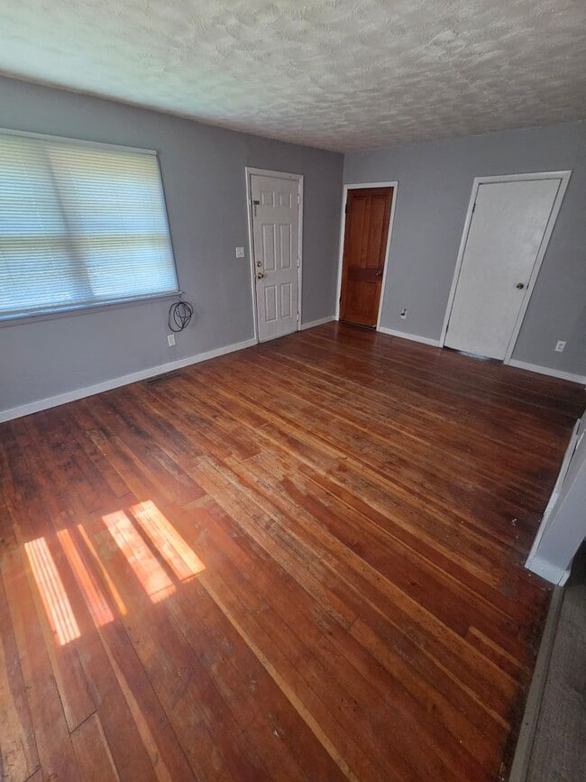 Building Photo - 3 Bedroom Single Family home with garage