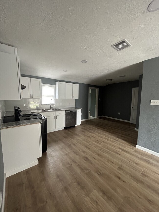 Building Photo - 723 Doverside St