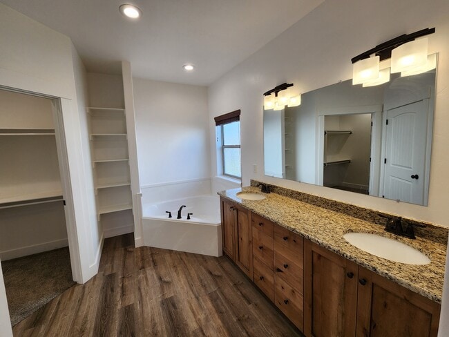 Building Photo - Golf Course Home