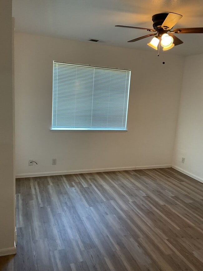 Building Photo - Chico 3 bed 2 bath home for rent, convenient location, neighborhood setting Garage, back yard