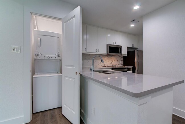 Building Photo - 6910 Hart Ln