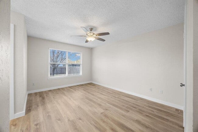 Building Photo - 402 Hillside Dr