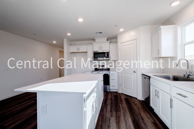 Building Photo - 4 Bedroom/2 Bath Home with Solar in the Desired Southwest - $2500 Per Month!