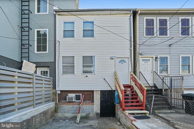 Building Photo - 207 Kennedy St NW