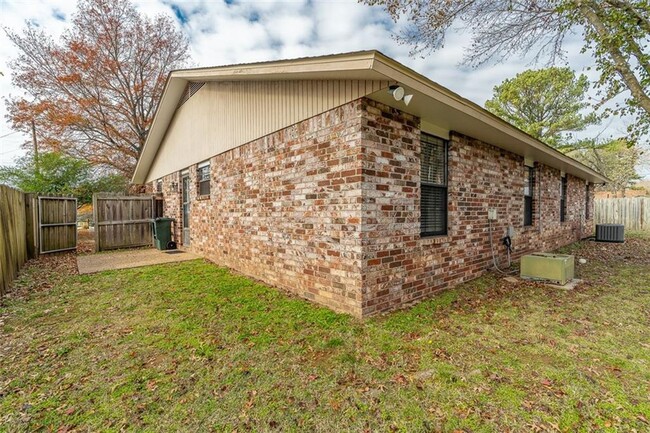 Building Photo - 2 Bedroom 2 bath duplex in East Fayetteville