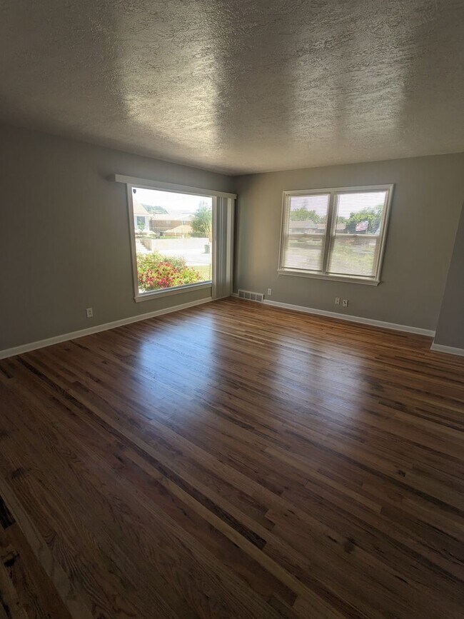 Building Photo - August Rent Free! 5 Bed 2 Bath Single Fami...