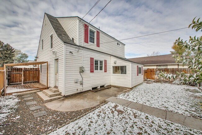 Building Photo - Charming 3-Bedroom Home with Spacious Base...