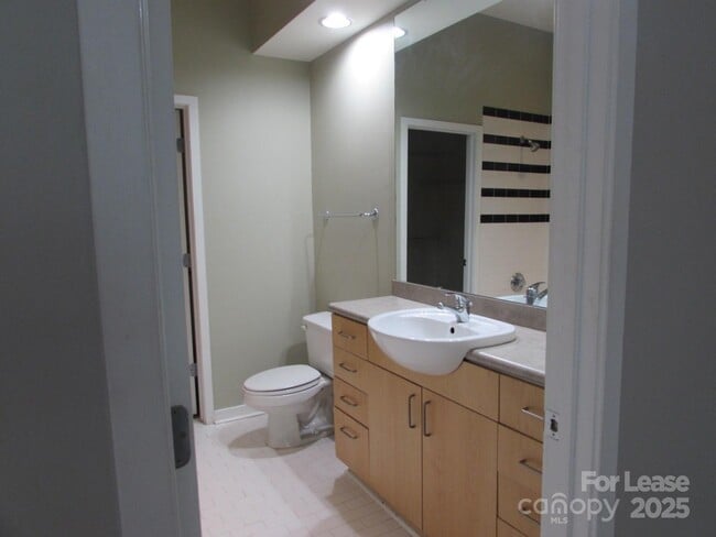 Building Photo - 2125 Southend Dr