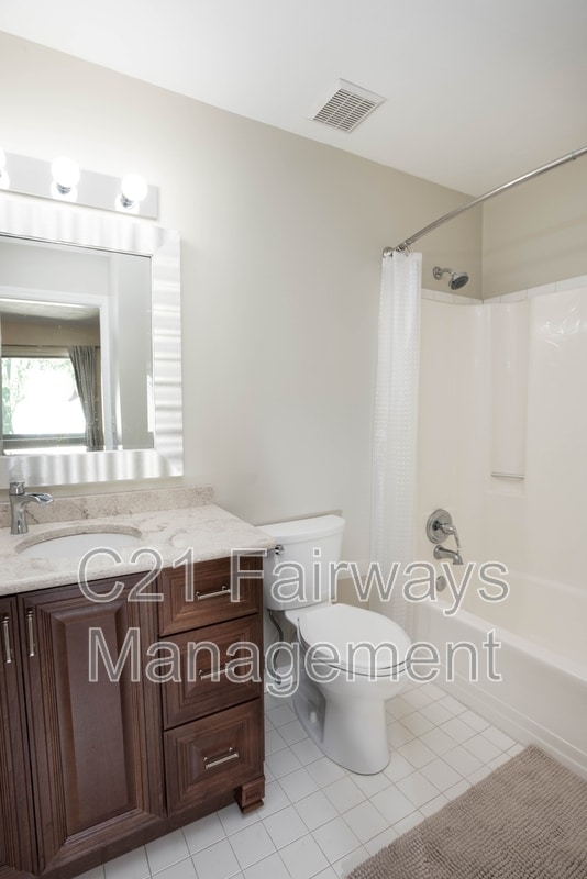 Building Photo - 804 Fairways Dr
