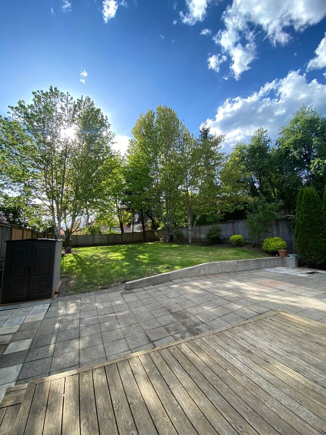 Building Photo - 3BR in great neighborhood with large yard