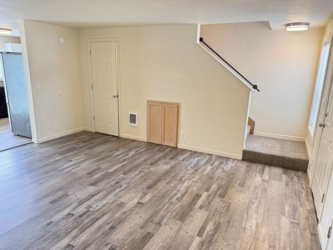 Building Photo - Updated 3-bedroom 1.5 bath duplex in Eugene!