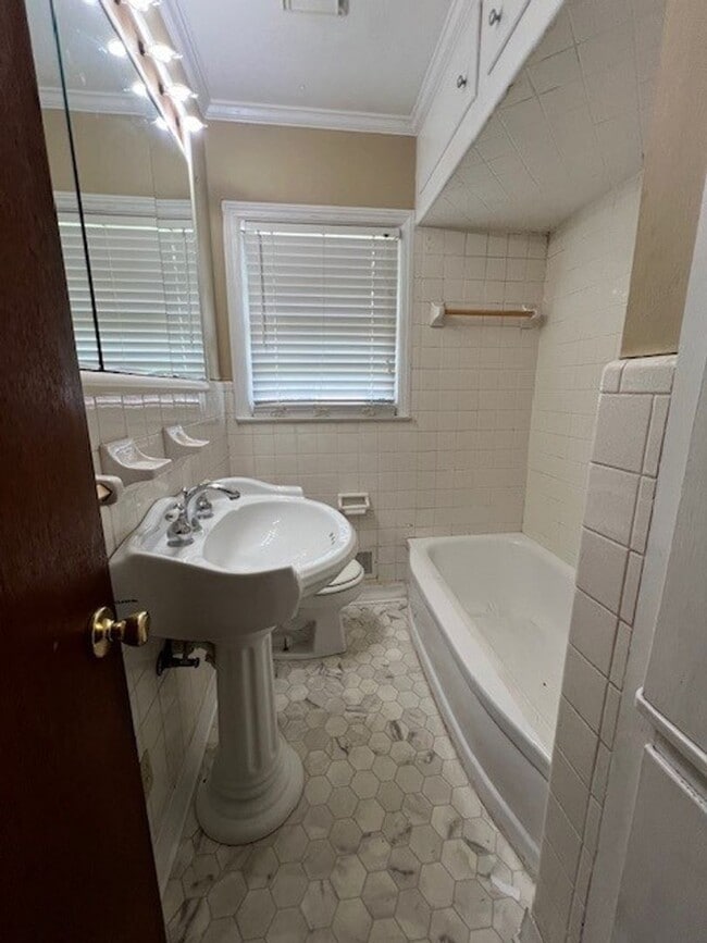 Building Photo - 3 Bedroom, 1 Bath Home