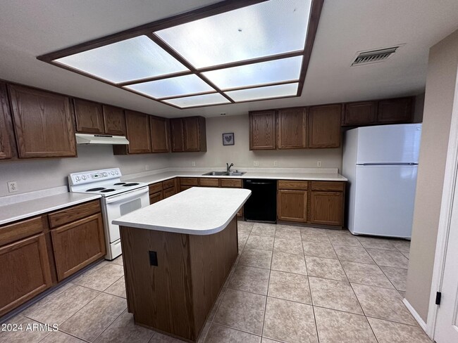 Building Photo - 16421 E Ashbrook Dr