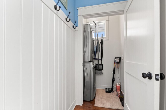 Building Photo - 807 Lake St