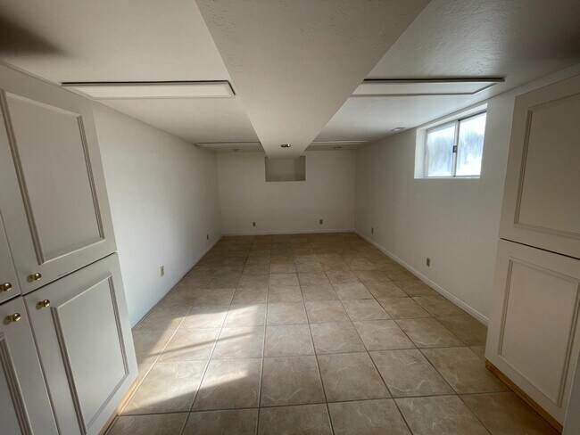 Building Photo - 1242 Eastridge Cir