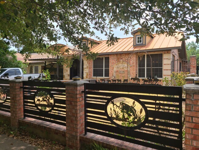 STREET VIEW - 606 W Pembroke Ave