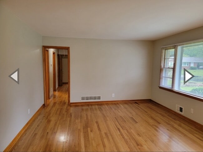Building Photo - 2965 Bobolink Dr