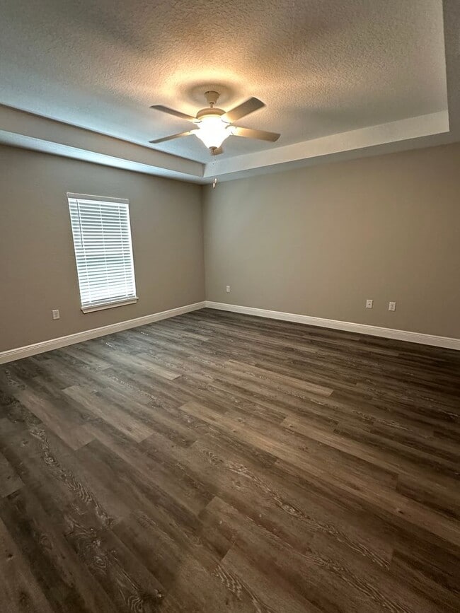 Building Photo - Silver Springs Shores