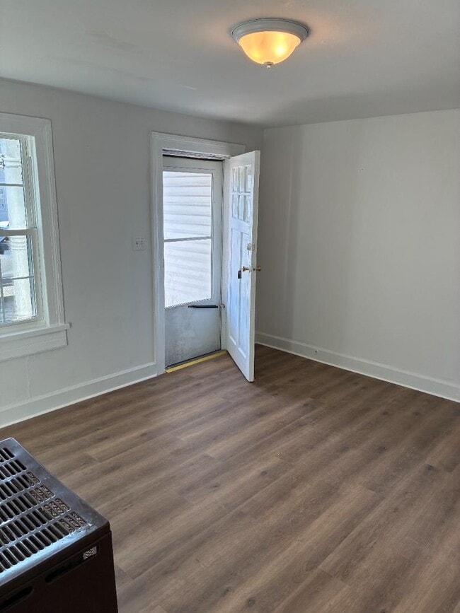 Building Photo - 1312 Meadow St S