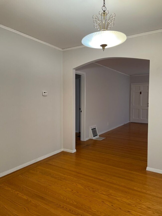 Building Photo - Great 2 Bedroom 1 Bathroom Home in Land Park