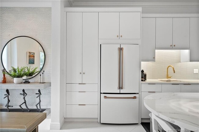 Building Photo - 521 SW Ocean Blvd