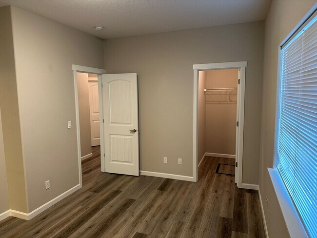 Building Photo - 591 / 818 Duplex