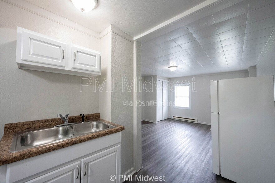 Building Photo - 2142 W US Hwy 40