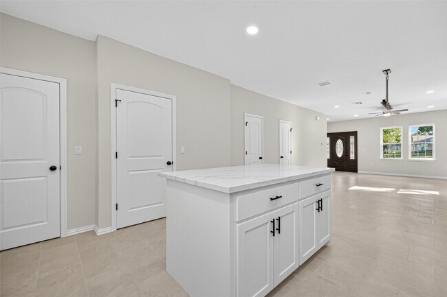 Building Photo - 10594 Rustling Oaks Dr