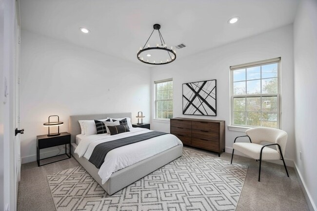 Building Photo - 2215 Mansfield St