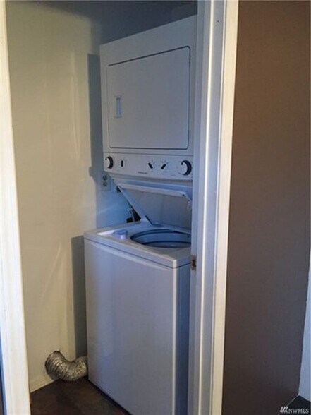 WASHER AND DRYER PROVIDED - 258 Knolls Vista Dr