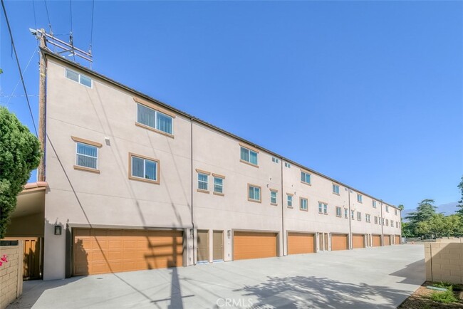 Building Photo - 9124 Huntington Dr