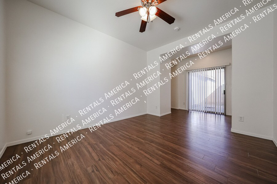 Building Photo - 4714 E Laurel Ave