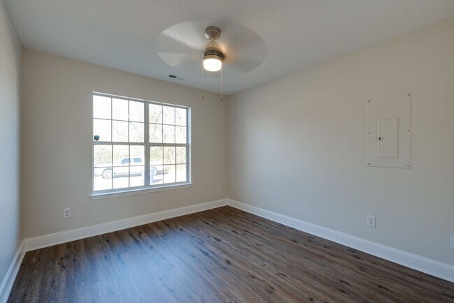 Building Photo - 1565 Petty St