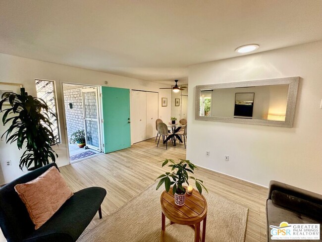 Building Photo - 1533 Sunflower Ct N