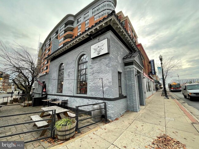 Building Photo - 204 S Ivy St