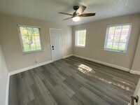 Building Photo - 11 N Lakeside Dr