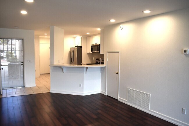 Building Photo - 3 Bedroom 2.5 Bath Townhome in the Knolls- El Cajon