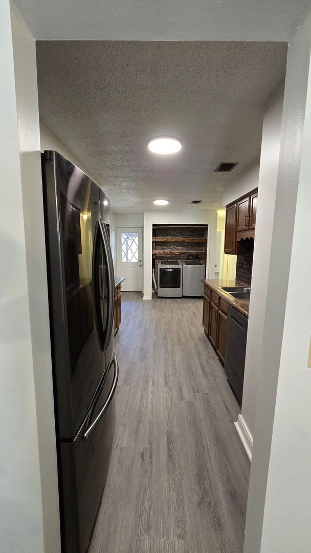 Building Photo - 2 Bed, 1.5 Bath private backyard
