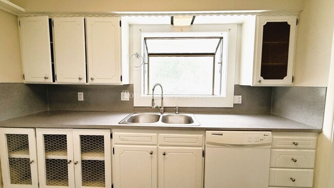 Building Photo - Lovely 3BD|1BA Home in Oregon City w/Basem...