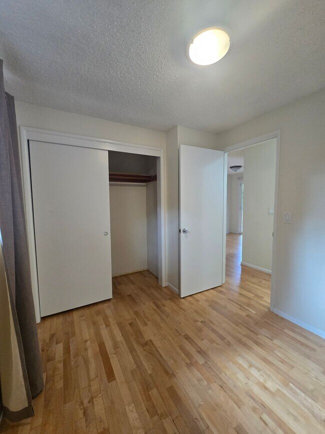 Building Photo - Beautiful 3 bedroom on large lot.